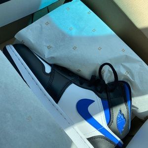 I am selling these Air Jordan 1 Mid